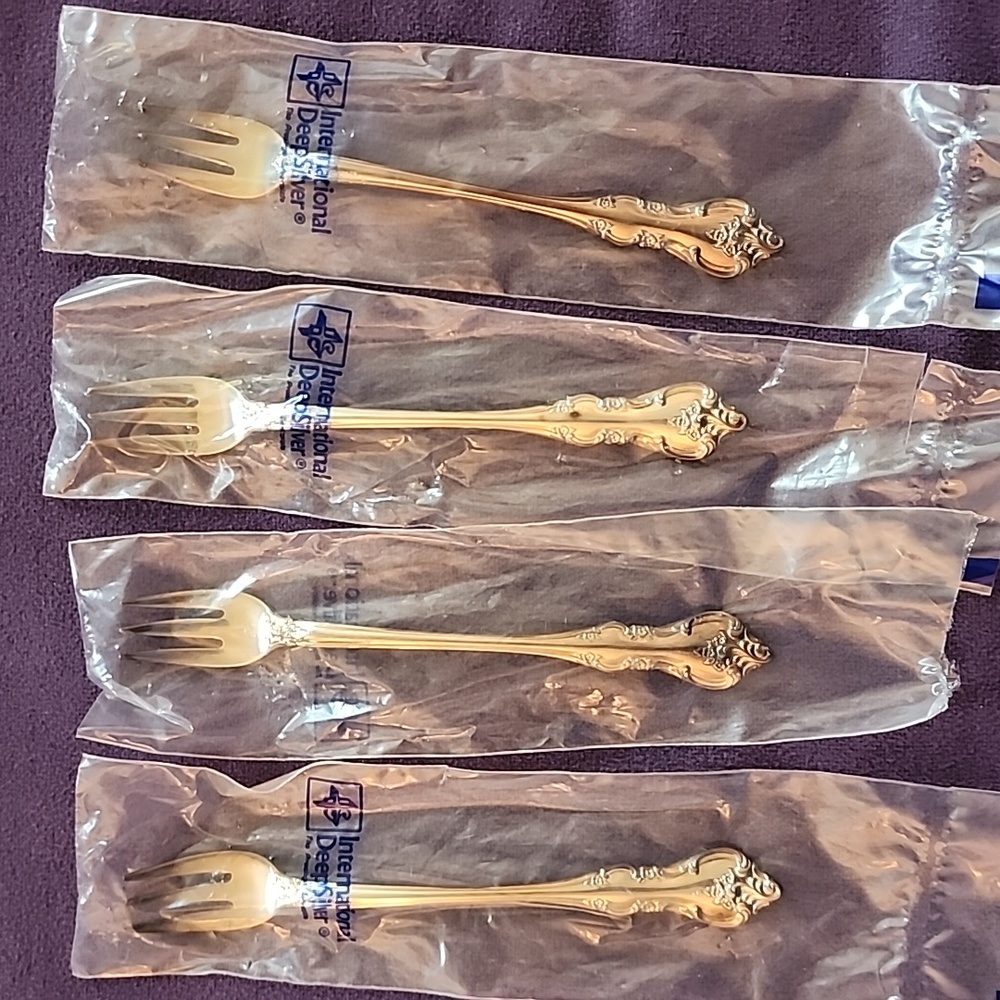 4 International DeepSilver cocktail forks - Orleans Pattern. 1964